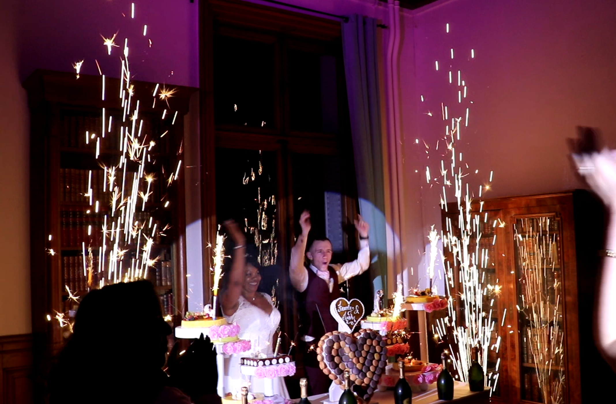 Gerbes d'étincelles froides dj feux d'artifice d'intérieur