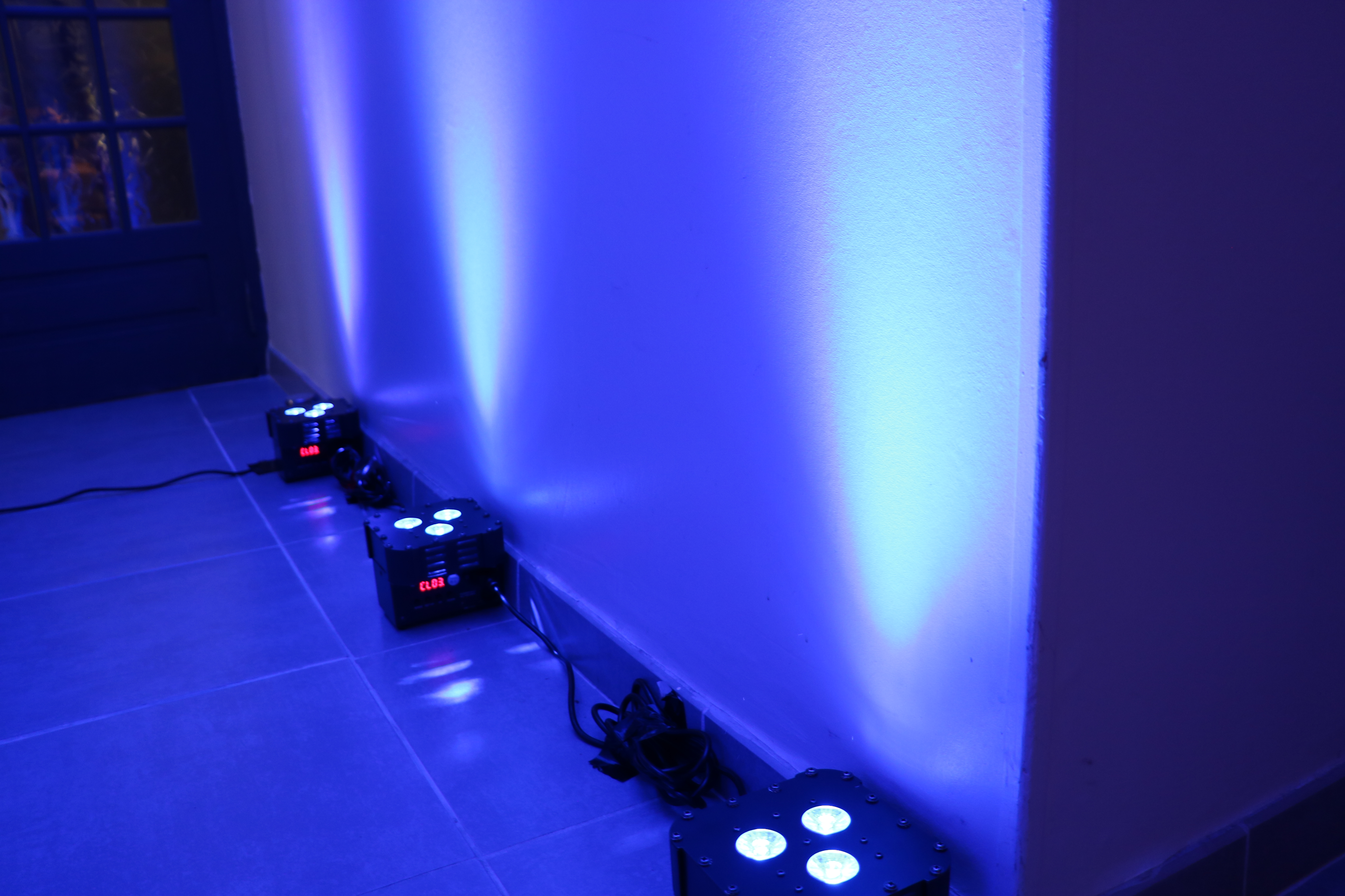 Eclairage architectural au ras des murs bleu