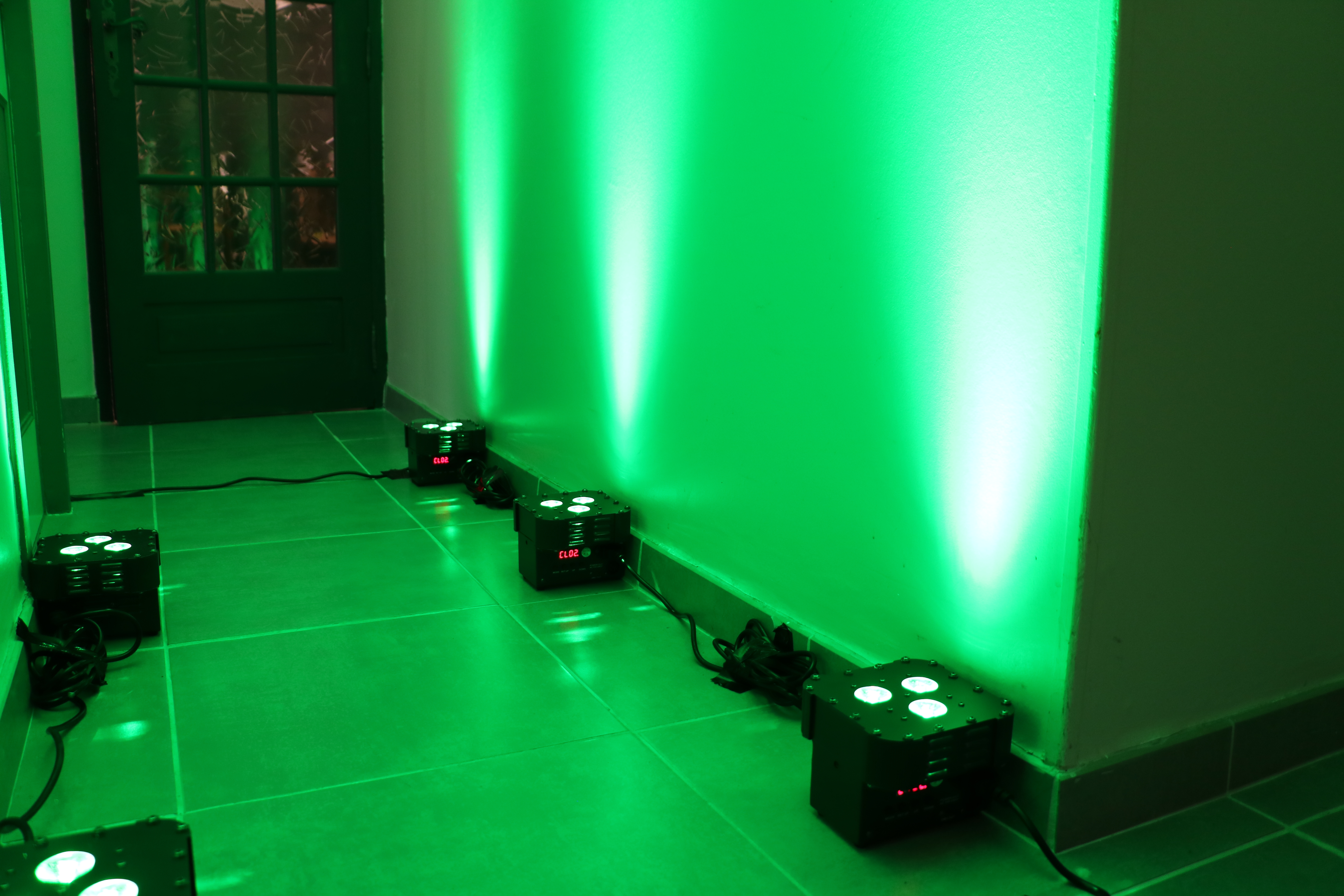 Eclairage architectural au ras des murs vert