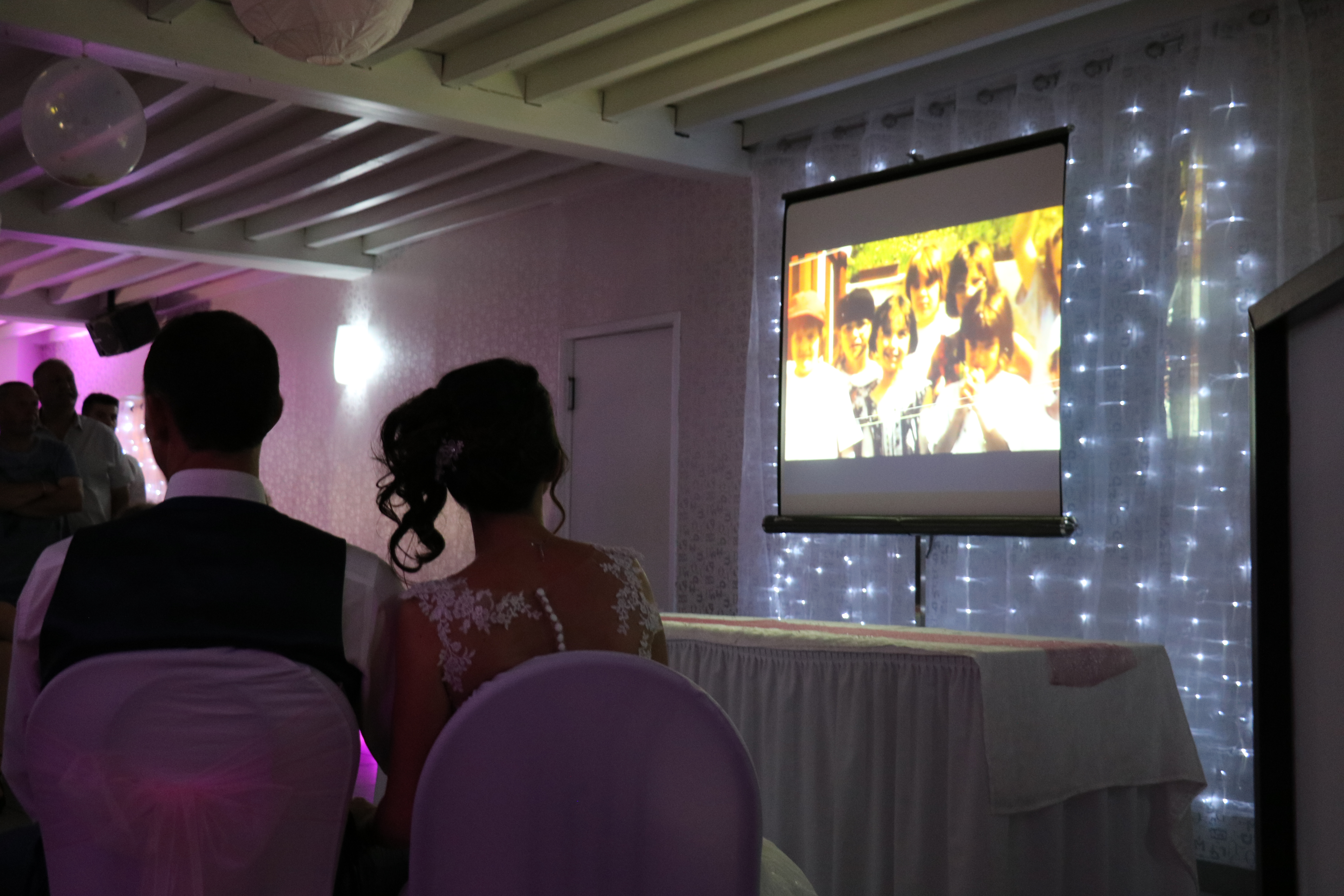 Vidéoprojection des vidéos surprises des témoins par le DJ