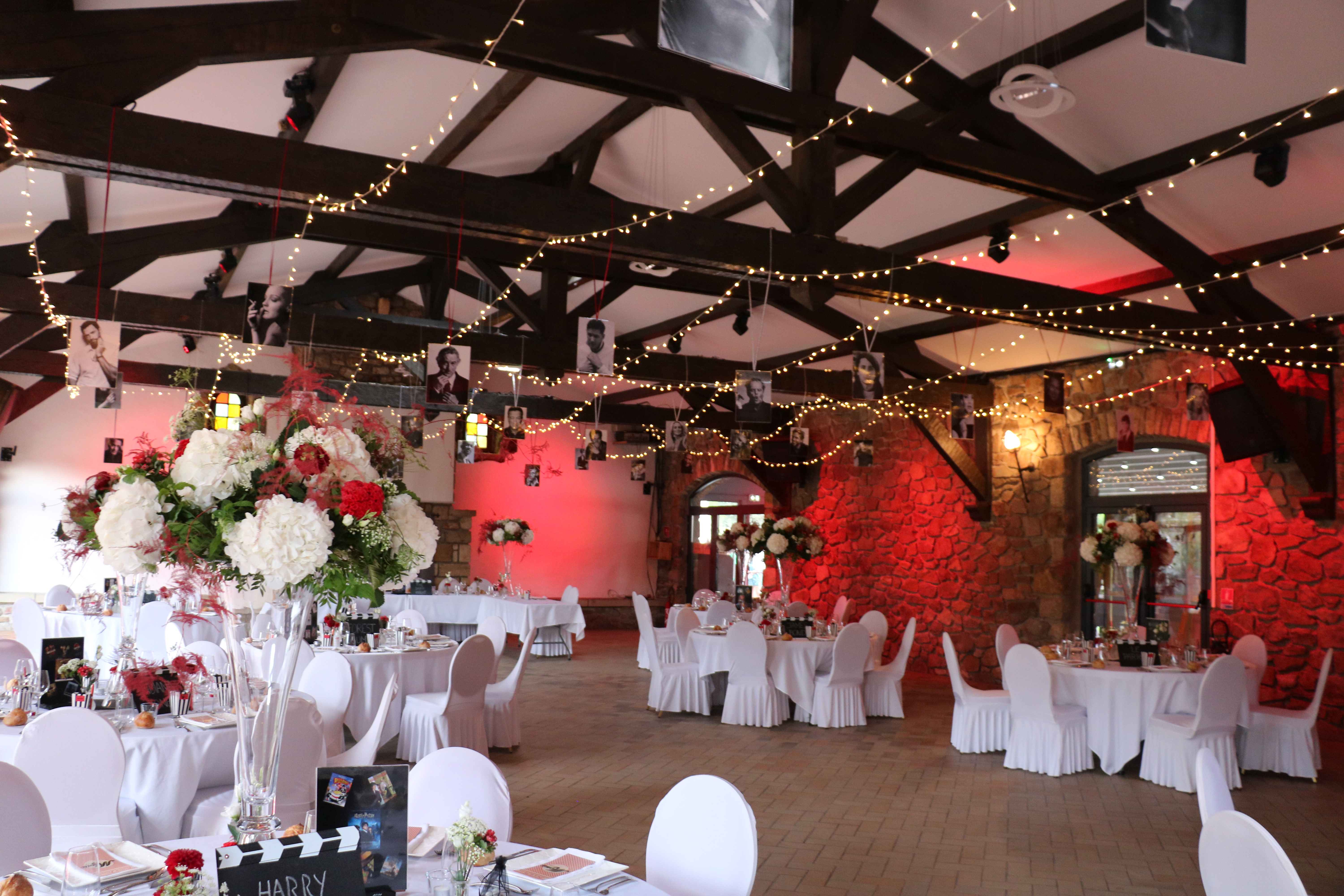 Salle de réception décorée au domaine de la tour de rochefort