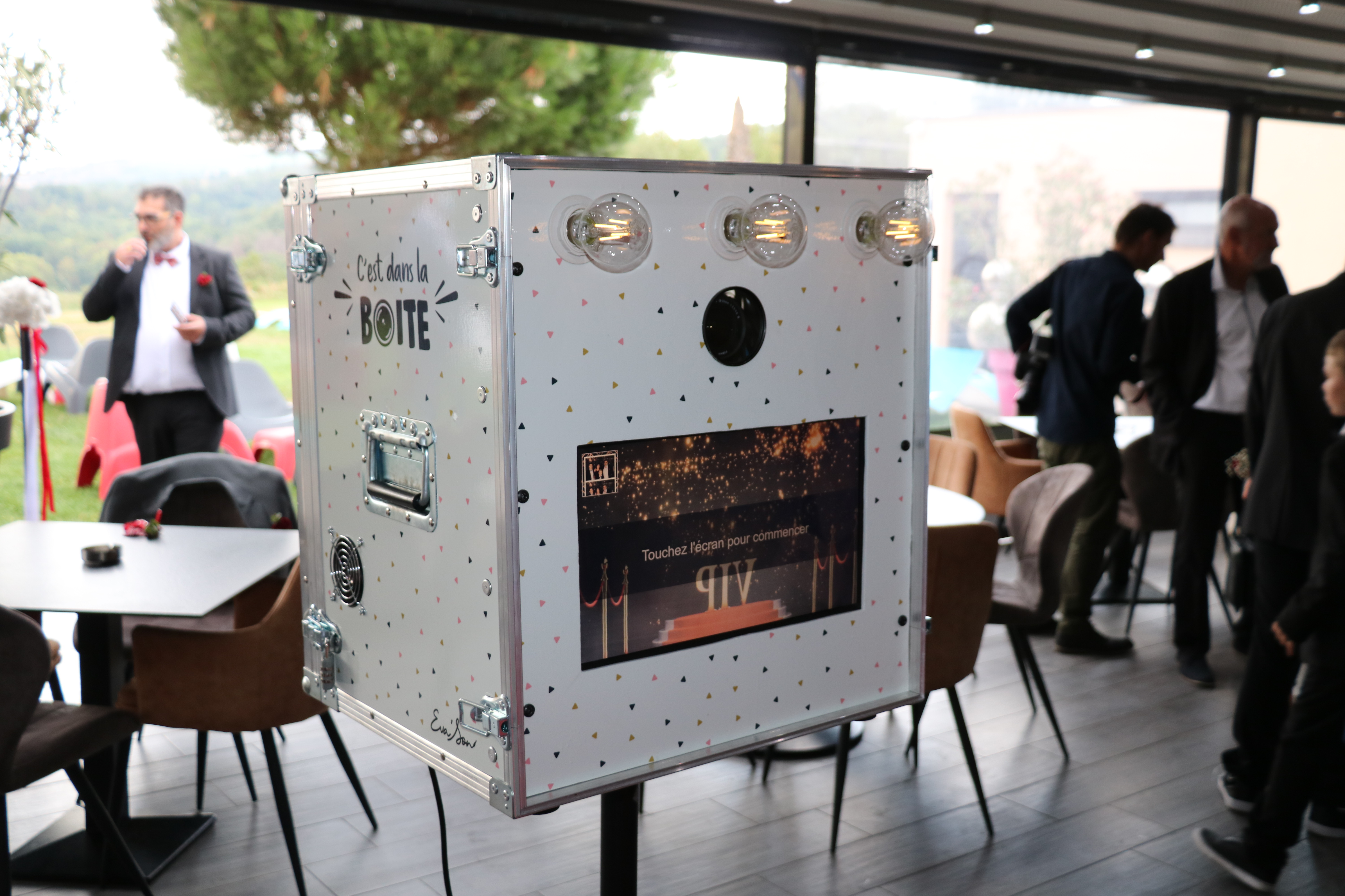 Photobooth au vin d'honneur - Domaine de la tour de rochefort à Saint Yvoine