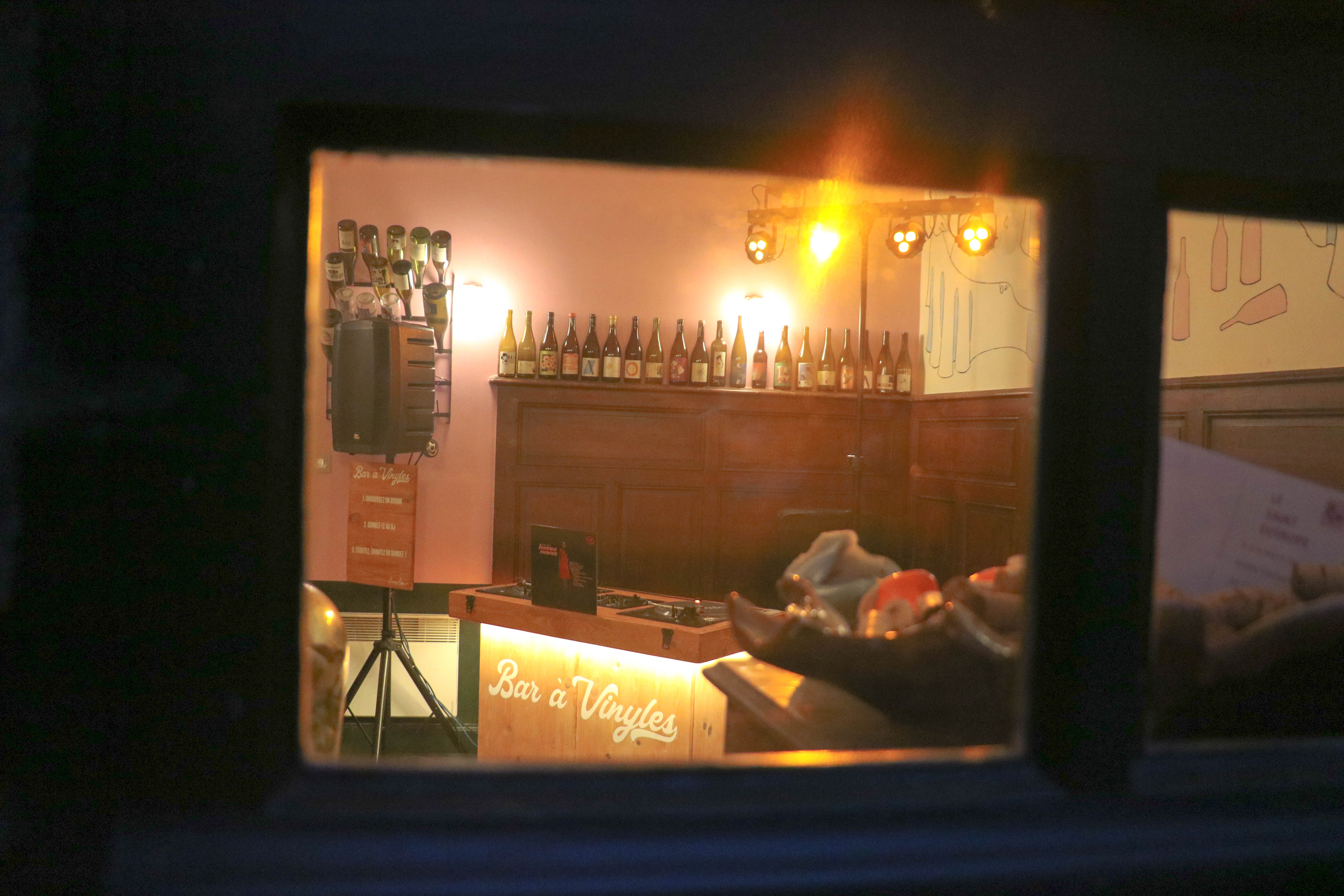 Bar à vinyles à travers une lucarne